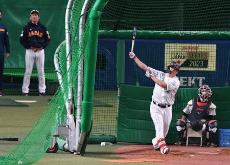 　栗山監督も見守る中、打撃練習する村上（撮影・金田祐二）