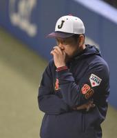 　練習中の選手たちを見つめ、考え込む栗山監督（撮影・伊藤笙子）
