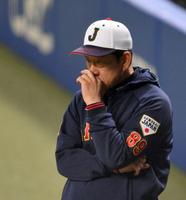 　練習中の選手たちを見つめ、考え込む栗山監督（撮影・伊藤笙子）