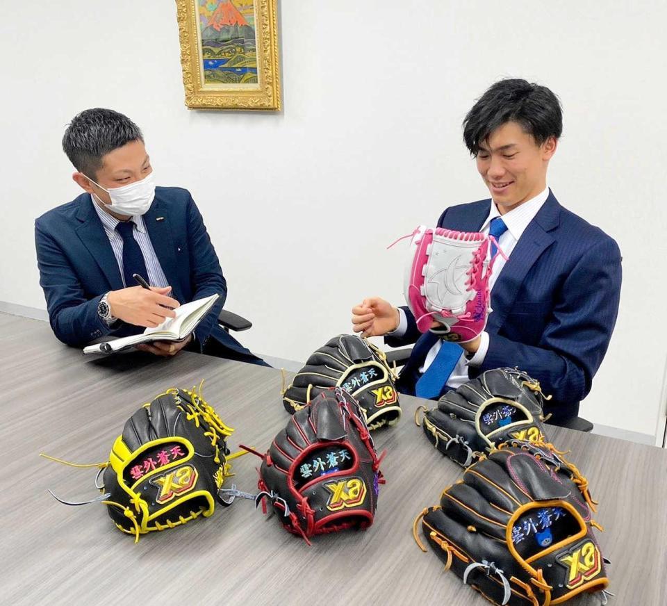 　湯浅（右）と打ち合わせをするザナックス・丸井悠平氏（提供写真）