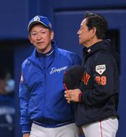 　合同練習終了後、立浪監督（左）に謝罪する栗山監督（撮影・伊藤笙子）