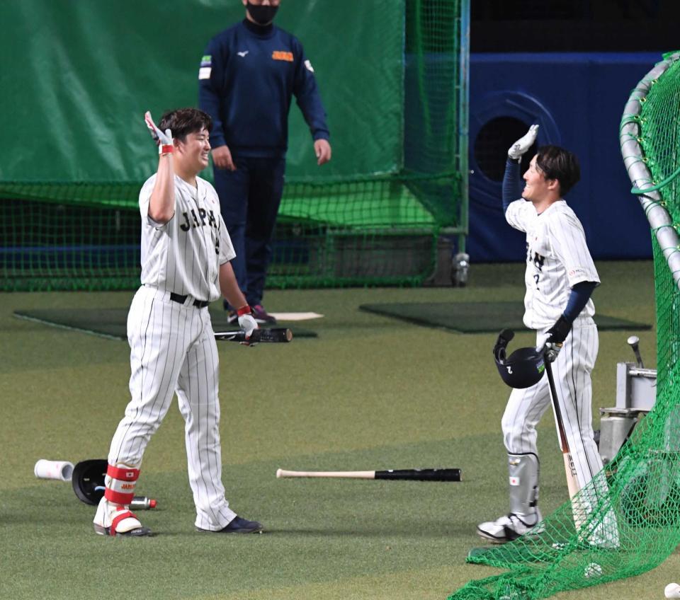 　スタンドインで締めた源田とハイタッチの村上（撮影・金田祐二）