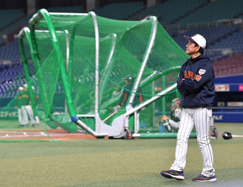 　山川（奥）が放った大飛球を見つめる栗山監督（撮影・伊藤笙子）