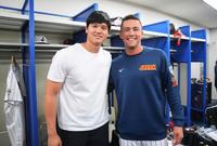 　日本代表に合流し、笑顔で写真に納まる大谷（左）とヌートバー（ゲッティ＝共同）