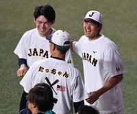 大谷に肩を抱かれ 佐々木朗希は感動の対面にデレデレ 岩手の大先輩