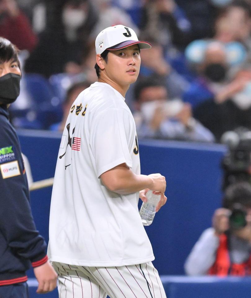 　グラウンドに姿を見せた大谷（撮影・伊藤笙子）