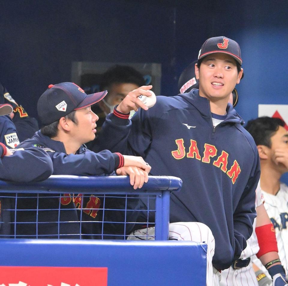 　１回もたずにＫＯされた松井裕（左）にアドバイスを送る大谷（撮影・伊藤笙子）