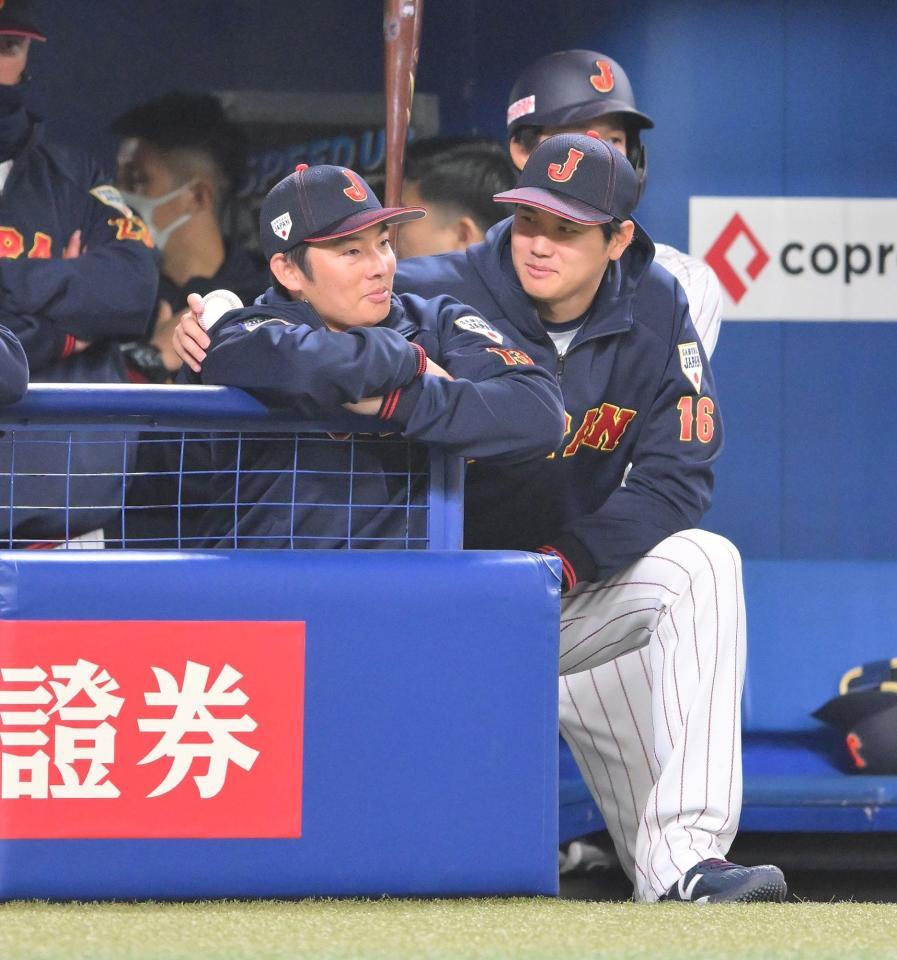 　１回もたずに降板した松井裕（左）を慰める大谷（撮影・伊藤笙子）