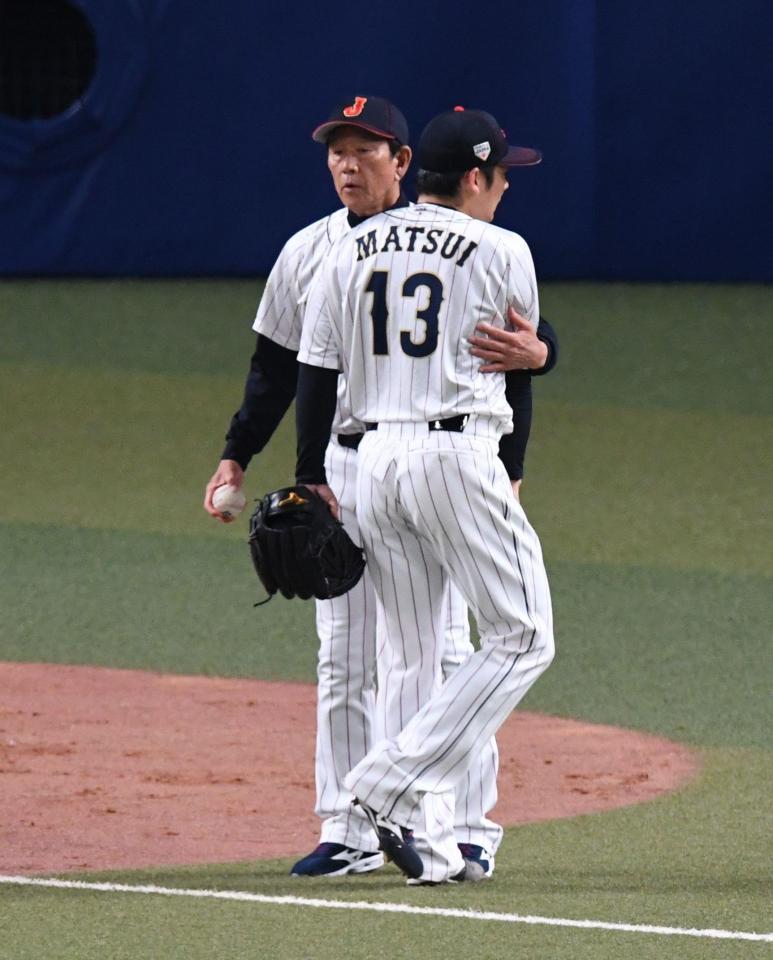 　７回、降板を告げられ戻ろうとする松井裕を引き留め話しをした栗山監督（撮影・金田祐二）