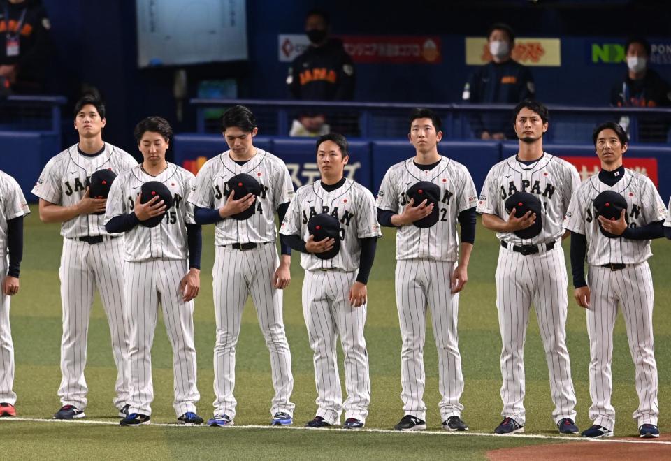 国歌斉唱に臨む（左から）大谷、大勢、佐々木朗ら