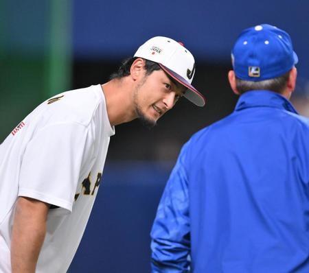 中日・立浪和義監督（右）に頭を下げながら会話を交わす日本代表・ダルビッシュ有＝バンテリンドームナゴヤ（撮影・伊藤笙子）