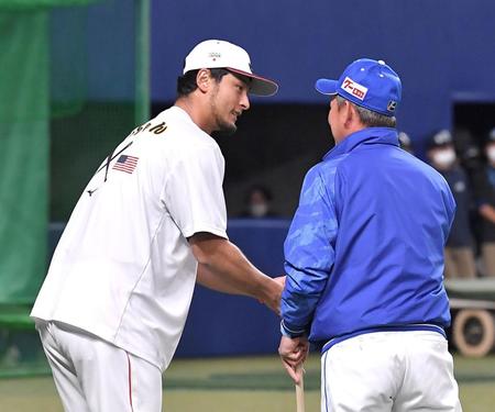 　試合前、立浪監督（右）と握手を交わすダルビッシュ（撮影・伊藤笙子）