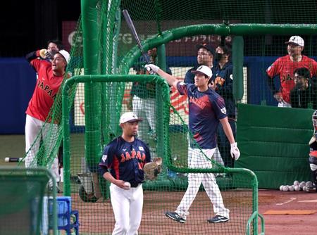 　快音を響かす大谷。ヌートバーもびっくり（撮影・金田祐二）