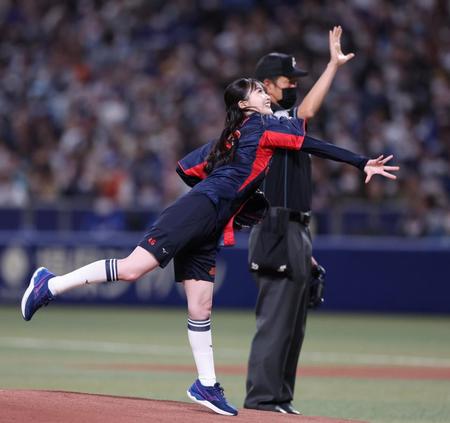 　始球式をする乃木坂４６・久保史緒里（撮影・山口登）