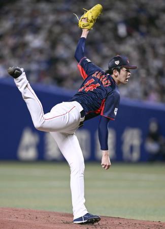 　先発し、力投する日本代表・佐々木朗＝バンテリンドーム
