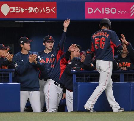 　３回、近藤の適時二塁打で生還した藤原を迎える大谷（左）と佐々木朗（撮影・伊藤笙子）