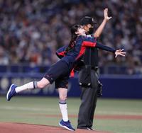 　始球式をする乃木坂４６・久保史緒里（撮影・山口登）