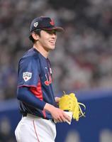 　２回、木下を併殺に打ち取り、笑みを浮かべる佐々木朗（撮影・伊藤笙子）