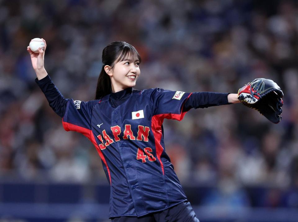 　始球式をする乃木坂４６・久保史緒里（撮影・山口登）