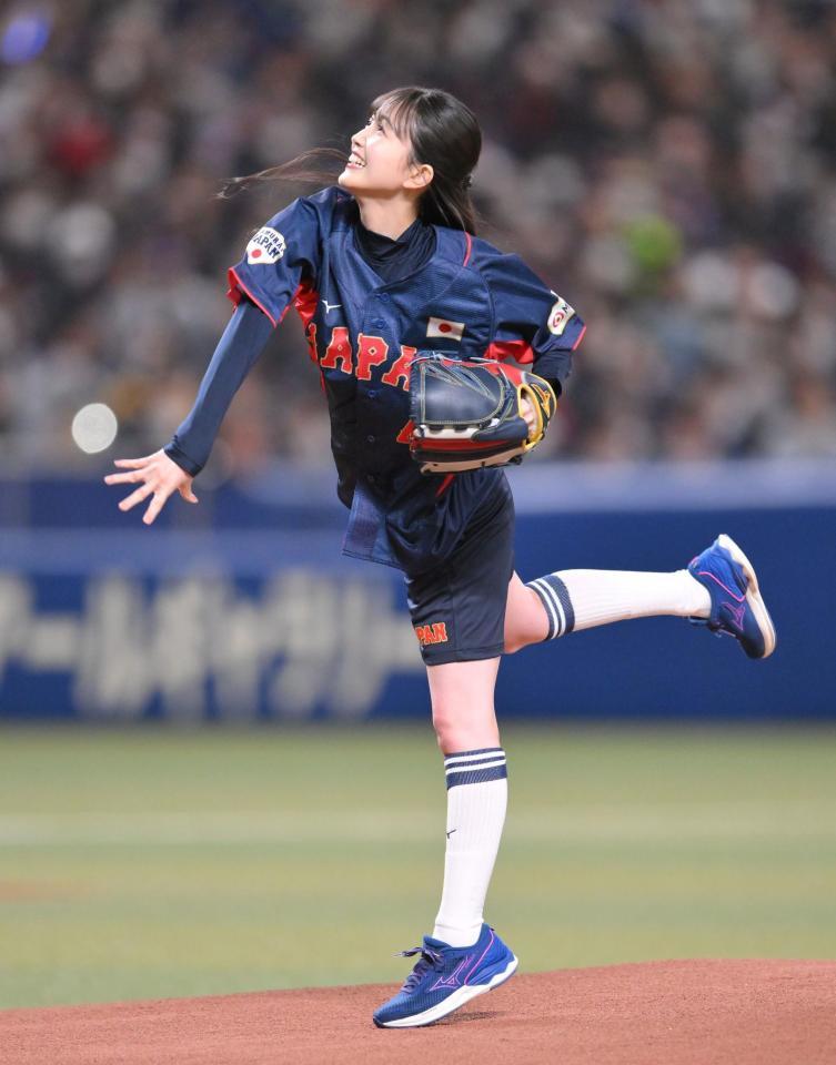 　始球式に登場した乃木坂４６・久保史緒里（撮影・伊藤笙子）