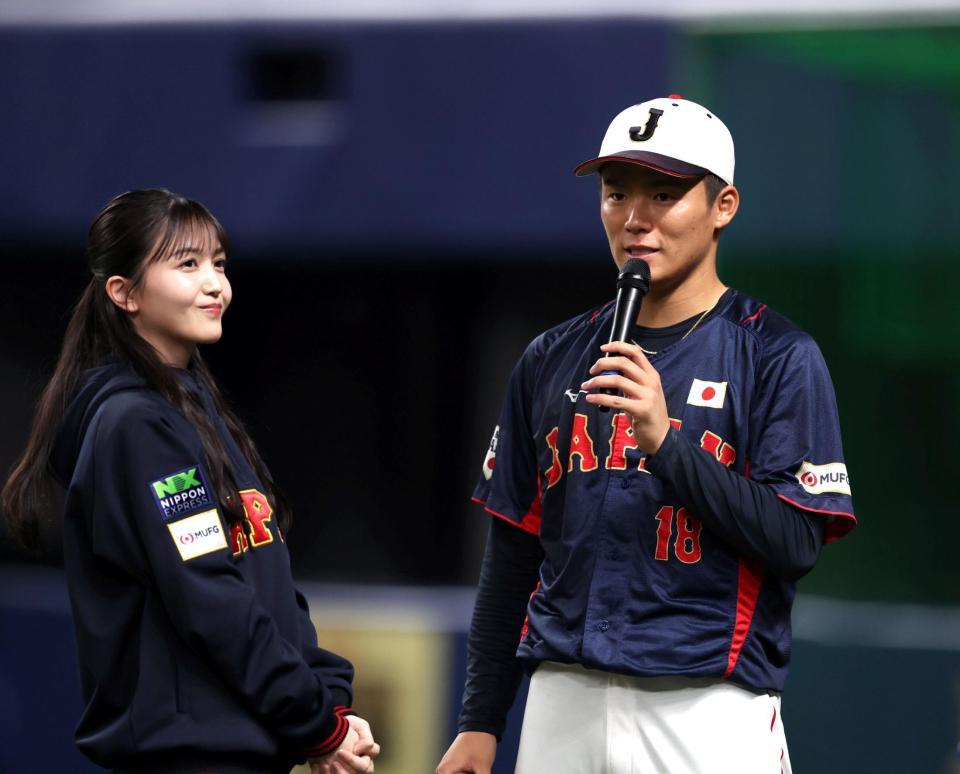 　乃木坂４６・久保史緒里（左）のインタビューに応じる山本（撮影・山口登）