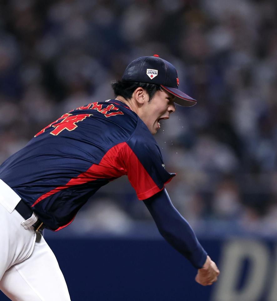 　１回、佐々木朗は汗を飛ばし力投する（撮影・山口登）