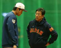 　栗山監督（右）と話す大谷