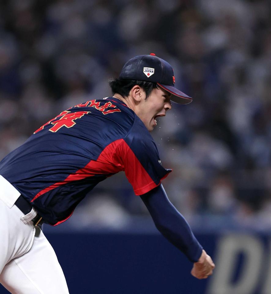 　１回、佐々木朗は汗を飛ばし力投する（撮影・山口登）