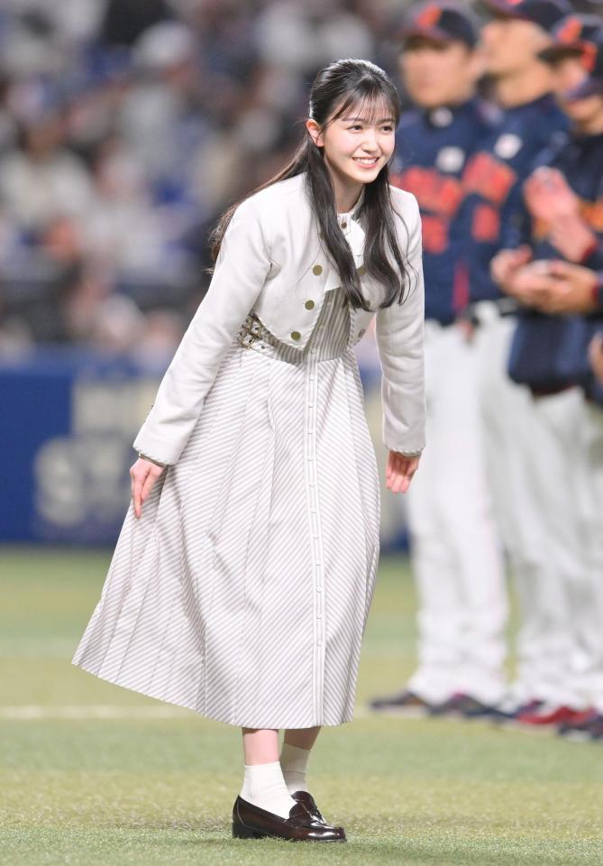 　壮行セレモニーに登場した乃木坂４６・久保史緒里（撮影・伊藤笙子）