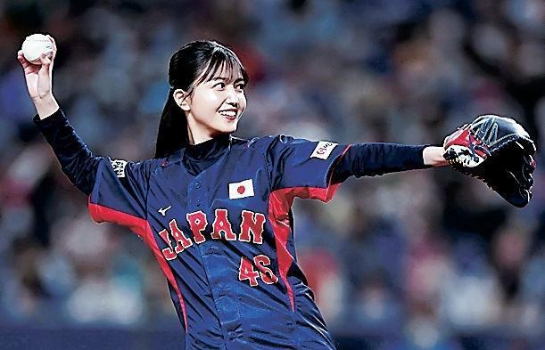 　始球式を務める乃木坂４６の久保史緒里（撮影・山口登）