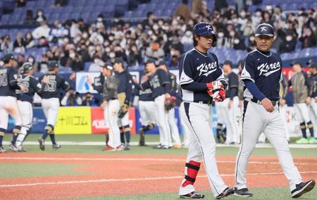 　９回、崔廷（手前左）が右飛に倒れ試合終了（撮影・吉澤敬太）