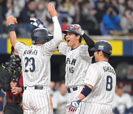 　３回、３ランを放ち歓喜の表情で生還する大谷（撮影・立川洋一郎）