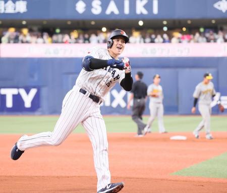 　３回、３ランを放ち、笑顔で三塁を蹴る大谷（撮影・吉澤敬太）