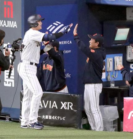 　５回、右中間３ランを放った大谷（左）を迎える栗山監督