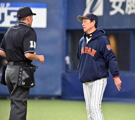 　４回、選手交代を告げる栗山監督