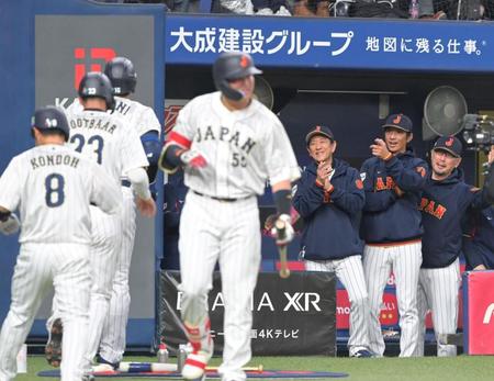 　３回、３ランを放った大谷を笑顔で迎える栗山監督（中央）＝撮影・立川洋一郎