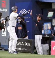 　５回、右中間３ランを放った大谷（左）を迎える栗山監督