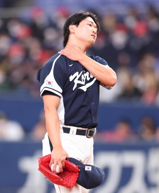 【写真】故意死球発言の韓国代表 がっくり降板 凍りついた表情が体の異変を示す
