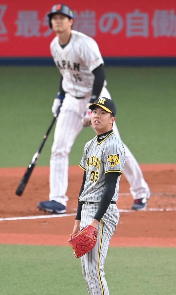 　３回、大谷（奥）に３ランを浴びる才木（撮影・高部洋祐）