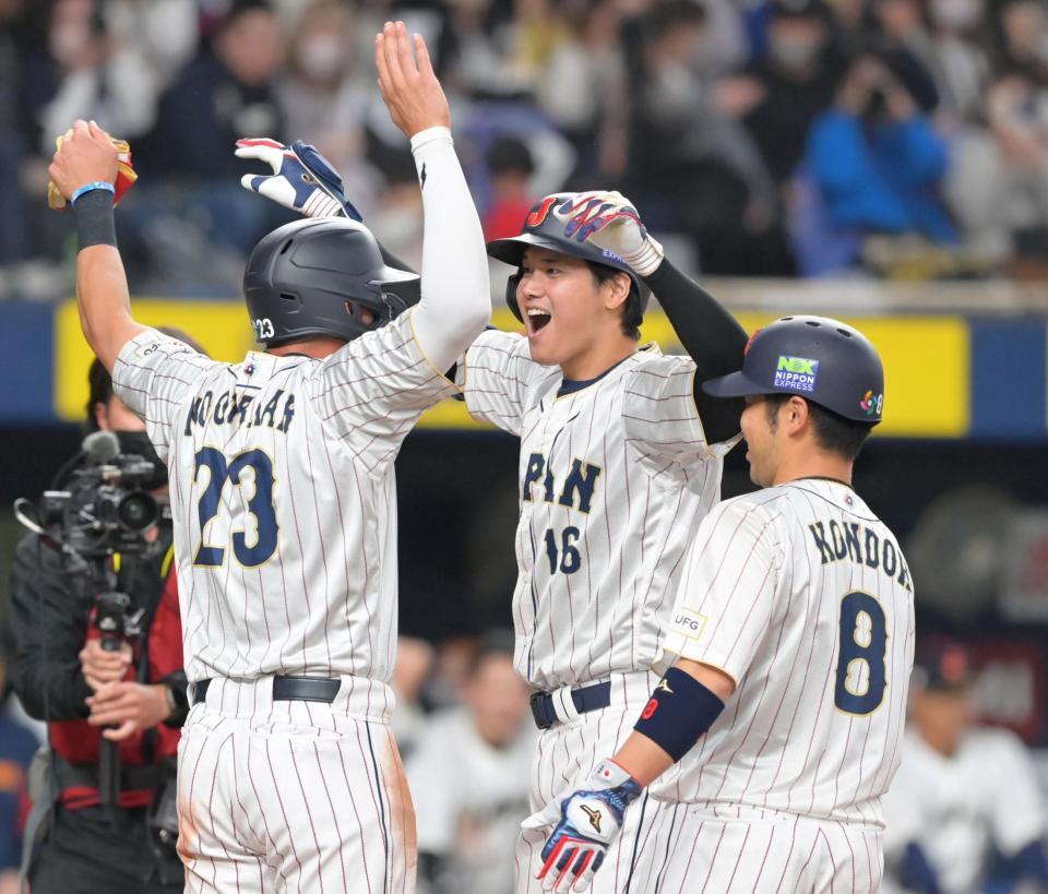 　３回、３ランを放ち歓喜の表情で生還する大谷（撮影・立川洋一郎）