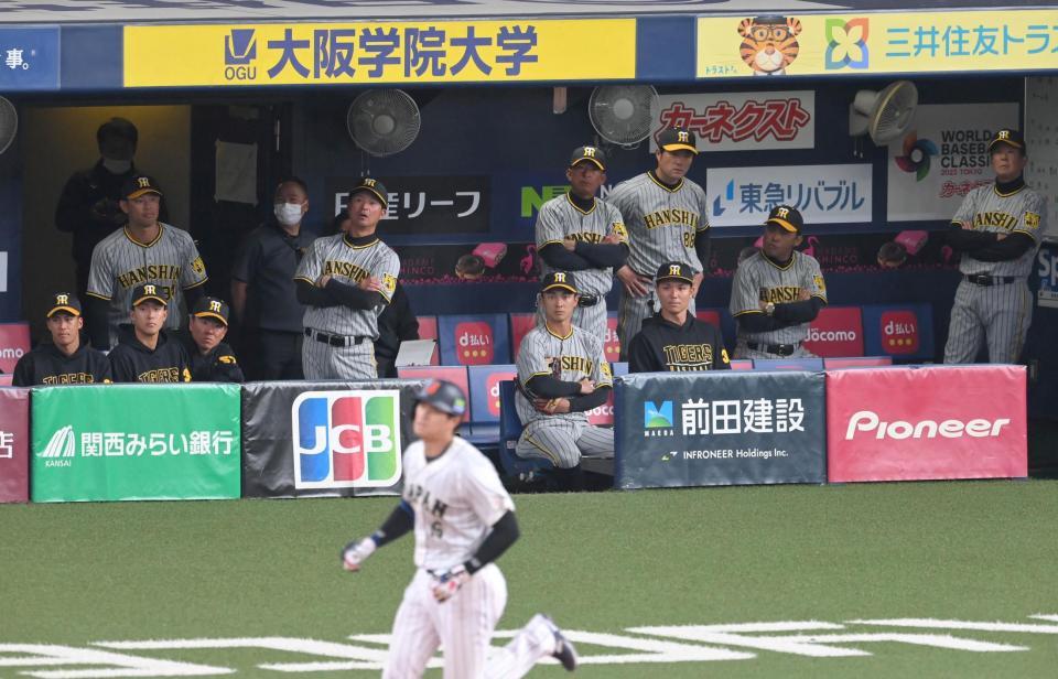 　５回、大谷（手前）の３ランに沈黙の阪神ベンチ（撮影・高部洋祐）