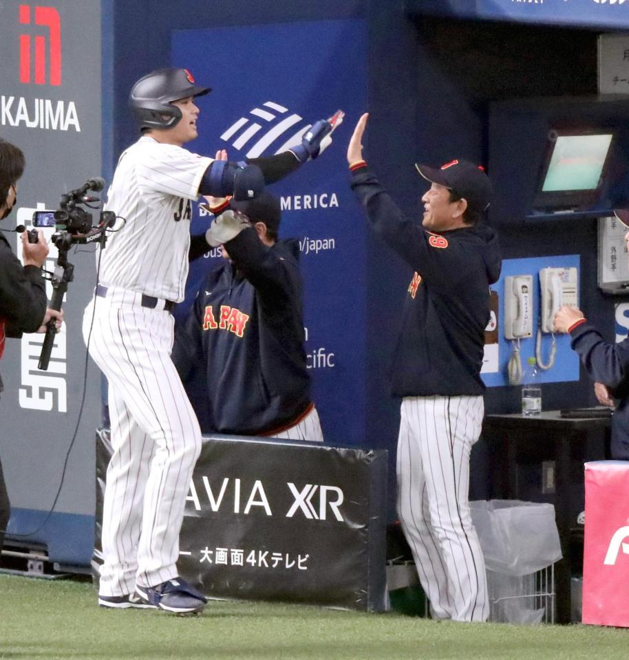 　５回、右中間３ランを放った大谷（左）を迎える栗山監督