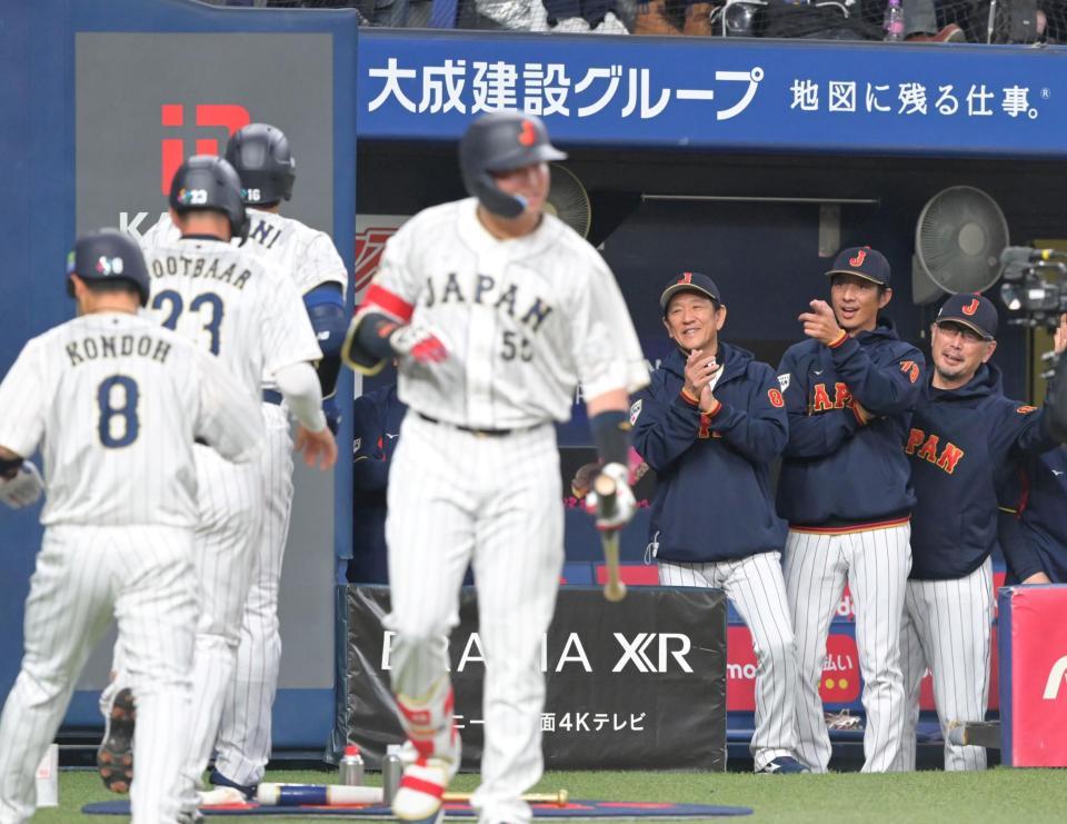 　３回、３ランを放った大谷を笑顔で迎える栗山監督（中央）＝撮影・立川洋一郎
