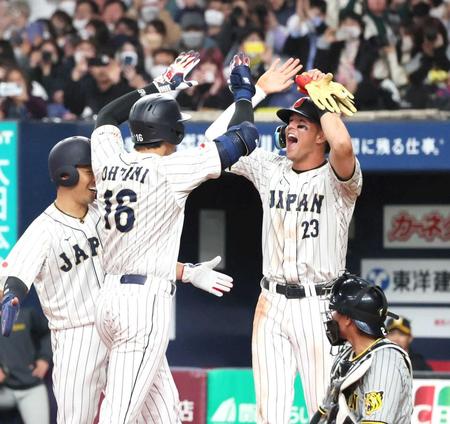 　３回、３ランを放ち、ヌートバー（右）らに出迎えられる大谷（１６）（撮影・吉澤敬太）