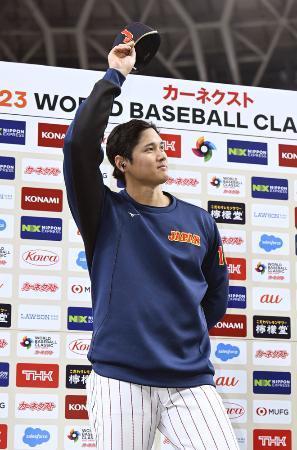 　試合後のインタビューを終え、ファンの歓声に応える大谷＝京セラドーム