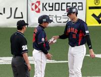 　２回、大谷は四球で出塁する（左は白井塁審）＝撮影・山口登