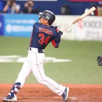 　２回、走者一掃の３点三塁打を放つ吉田（撮影・吉澤敬太）