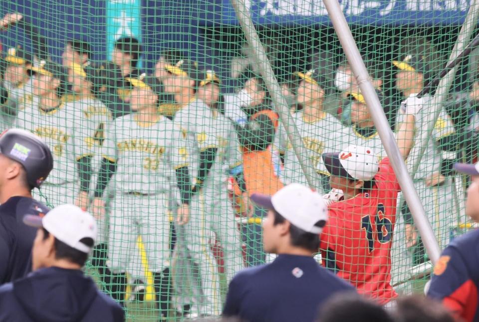 　阪神ナインの前でフリー打撃を行う大谷（６日）