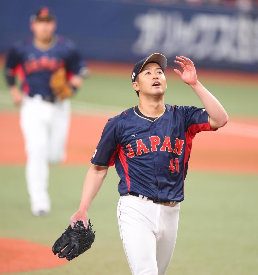 　１回を投げ終え、ほっとした表情でマウンドを降りる種市（撮影・吉澤敬太）