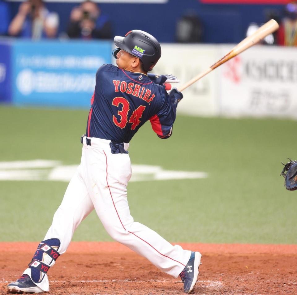 　２回、走者一掃の３点三塁打を放つ吉田（撮影・吉澤敬太）